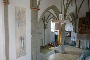 Malerischer Spiegel an der gotischen Madonna in St. Crescentius (Foto: Karl-Franz Thiede)